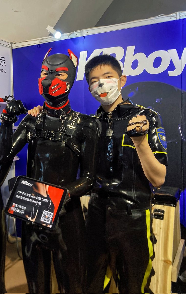迟来的广州成人展返图～
感谢<a href="/GLEOLatex/">G.LEO Latex</a>提供的制服
以及<a href="/gibbonboi_store/">GibbonBoi</a>家的飞机杯
p4是 <a href="/kbboy_official/">KBboy</a> 的门童狗狗 <a href="/mouxiaocjfd/">小c</a>
期待下次见面