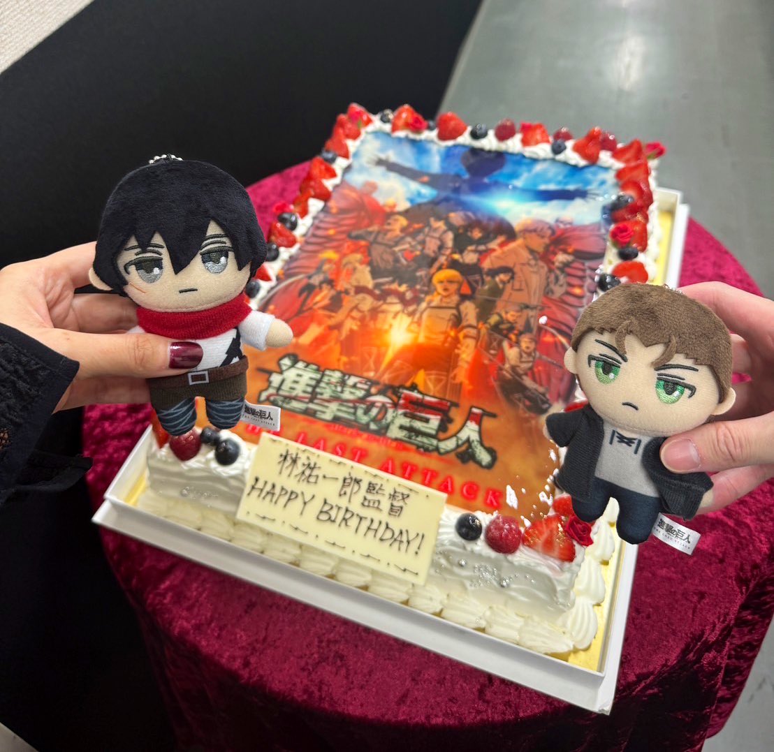 KAJI__OFFICIAL's tweet photo. 劇場版『#進撃の巨人』舞台挨拶

初回、終了！今日あと3回！
お客様の面構えが違いました。。
さすが10年以上引きずる兵士たち🔥

そして…
林監督、本日お誕生日！
みんなでお祝いできました🎂
おめでとうございます！

新規アニメはアレでしたね！
ズッ友🕊️🧣🐚

#shingeki #THELASTATTACK #進撃劇場 https://t.co/71XYDknzNt