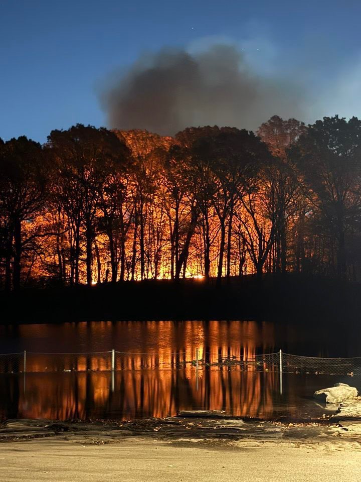 HotshotWake's tweet image. Something you don’t see everyday… Prospect Park in Brooklyn, New York, is on fire. #nyfire #nywx #wildfire 

This brush fire is one of many in the last week with specialized brush units from FDNY responding. 

New York, and much of the east coast, remains incredibly dry. States