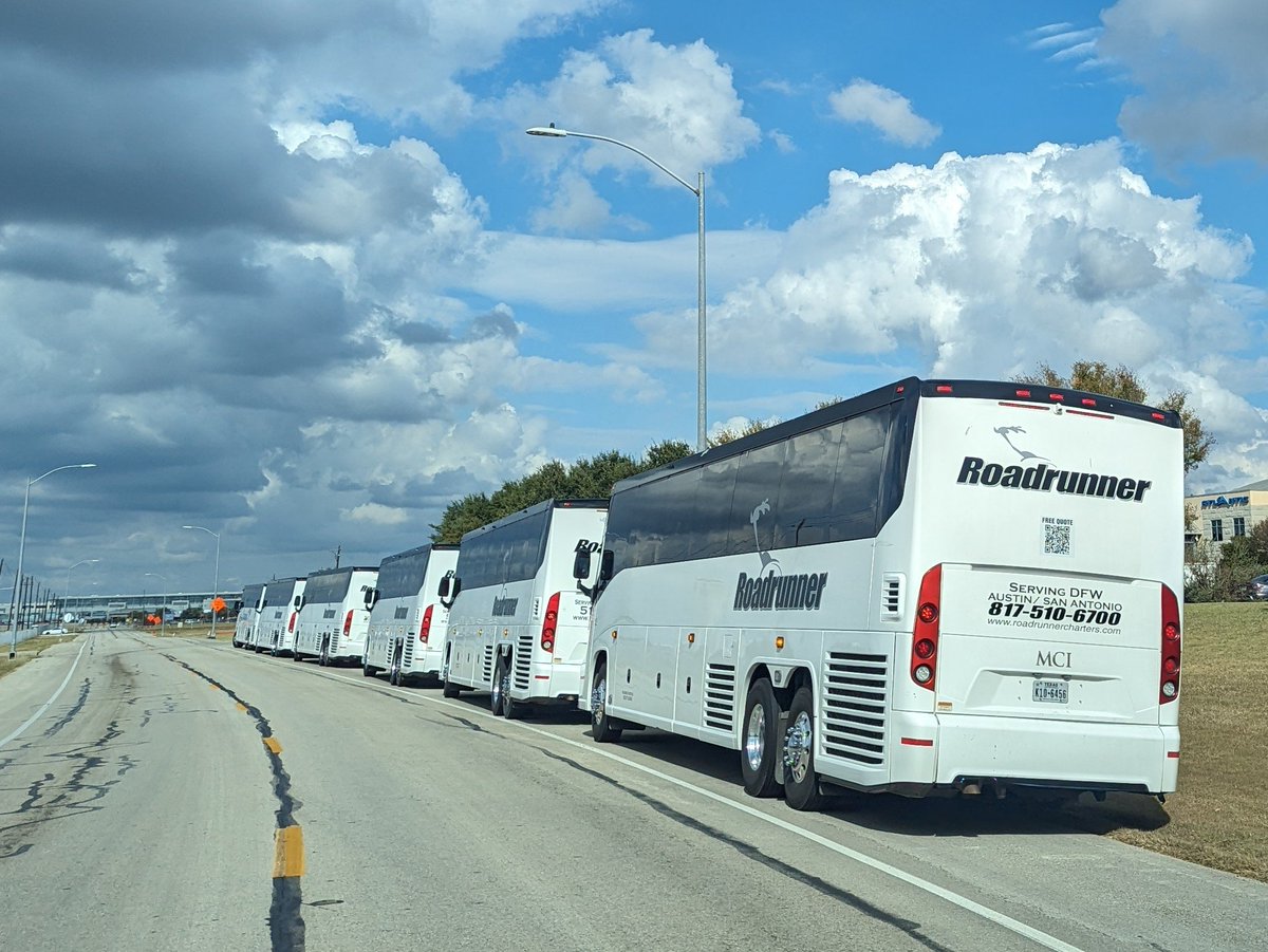 AustinLimoGuide's tweet image. Motorcoaches in Austin lined up from here to San Antonio.

🚌🇺🇲🚌

In Austin this weekend, it's the Florida Gators vs The Texas Longhorns. 

🏟️🏈🏟️

#FloridaGators #longhorns #Austinlimoguide