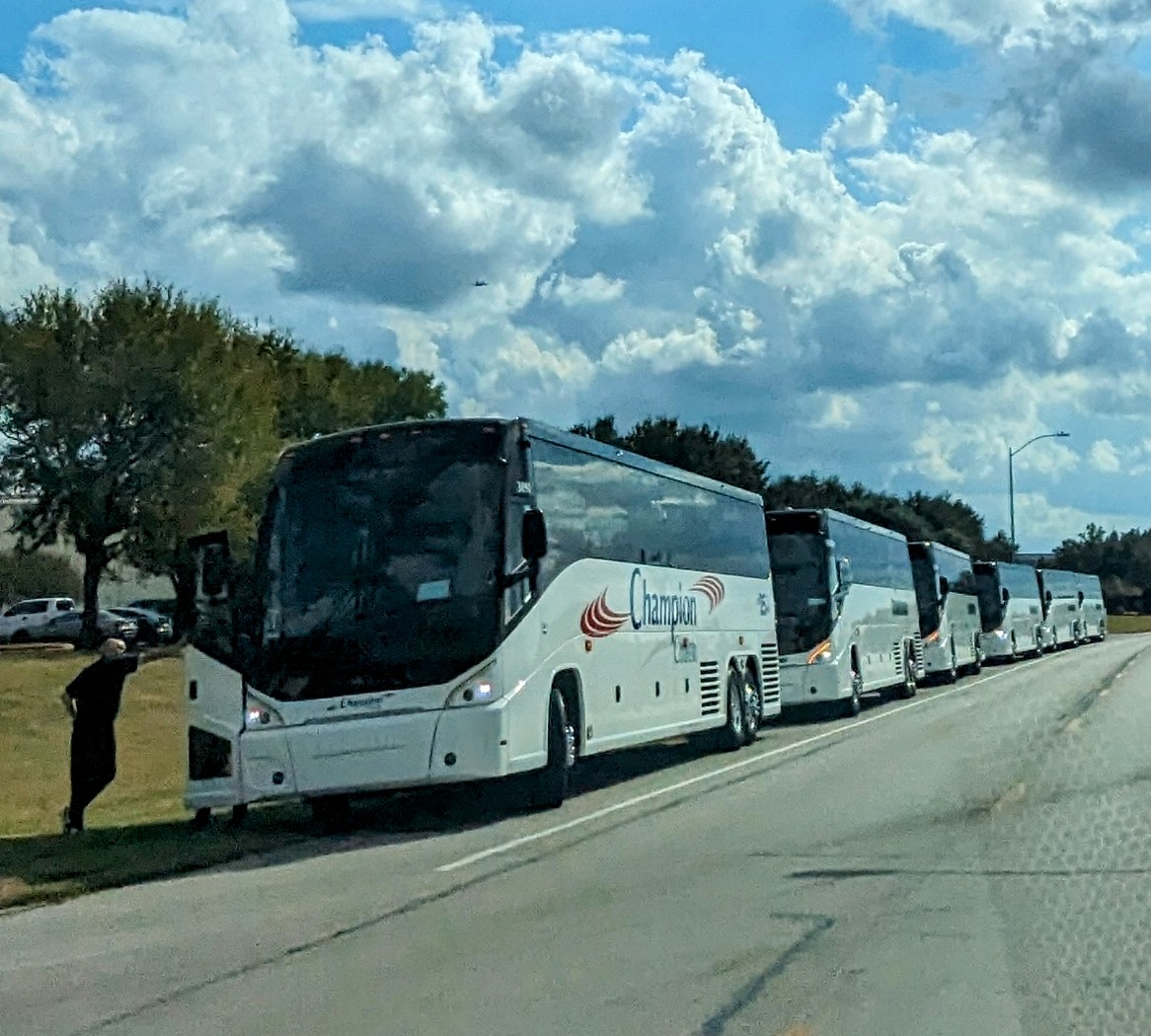AustinLimoGuide's tweet image. Motorcoaches in Austin lined up from here to San Antonio.

🚌🇺🇲🚌

In Austin this weekend, it's the Florida Gators vs The Texas Longhorns. 

🏟️🏈🏟️

#FloridaGators #longhorns #Austinlimoguide