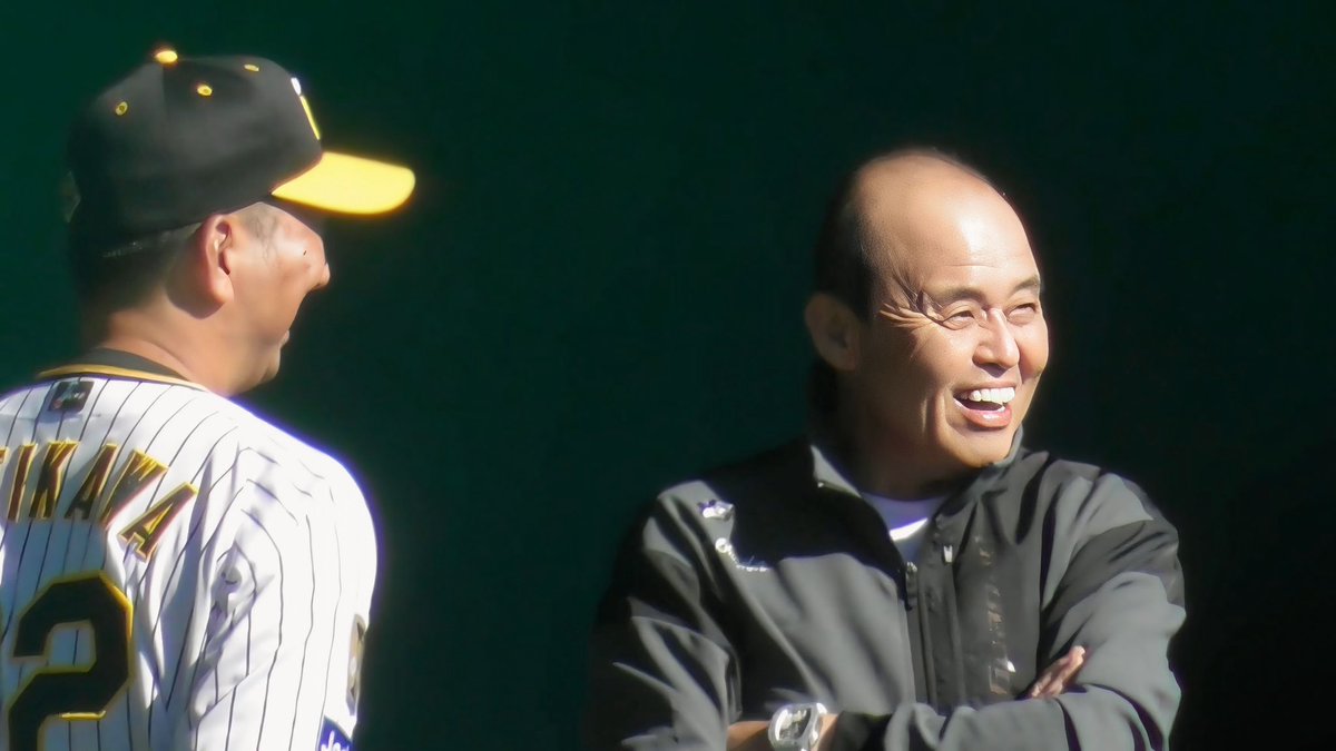 pro_baseballch's tweet photo. 【どんでん登場！】岡田彰布オーナー付顧問が秋季キャンプを視察！藤川監督・小谷野コーチと野球談義【阪神秋季キャンプ】 https://t.co/XSLMJQe75G @YouTubeより

#岡田彰布
#藤川監督
#小谷野コーチ
#阪神タイガース
#tigers
#hanshin https://t.co/XrKeB74GiV
