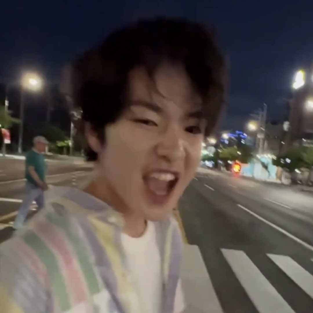 아무것도 묻지 말란 말이야
느끼란 말이야 내가 누군지