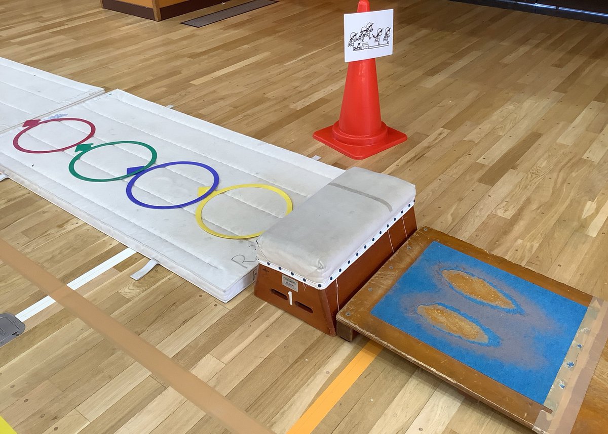 mountain_sensei's tweet photo. 跳び箱運動の季節になってきましたね

⭐️低学年「跳び箱を使った運動遊び」⭐️

子供達が思わずやりたくなるような

✅「場の設定」

が大変重要だと考えています‼️

準備が少々大変なので
学年等で協力したり時間割を調整したり
できるとよいと思います。

#体育　#跳び箱 https://t.co/QTS4hW8iWl