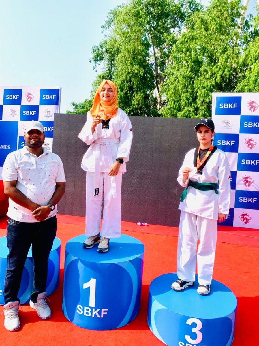 Drugmullaw's tweet photo. Shaista Ilyas from Karnah has emerged as a shining star in Taekwondo, securing a Gold Medal at the prestigious Kala Utsav! 🥇 #TaekwondoChampion #ProudMoment #FutureOfKupwara  #KupwaraYouthShining #KupwaraYouthIcons https://t.co/4UCWjgnCIa