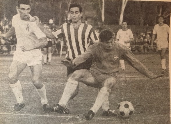 Hellas goalie Sam Service seems to prevent Juventus' Manuel Da Cruz from scoring. John Irwin is the Hellas defender. 
1967 league match, at Kensington. 0-0.
