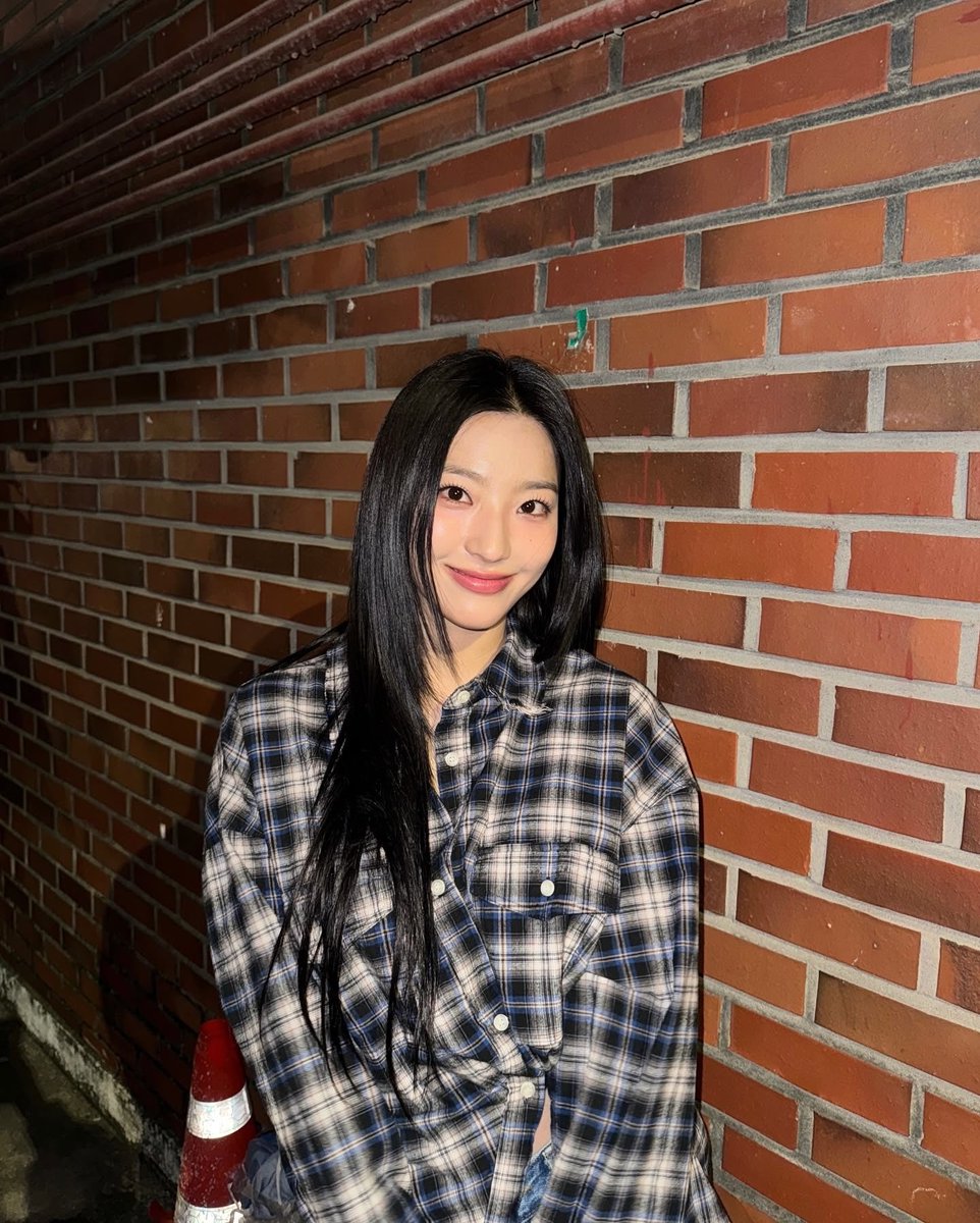 saerommse's tweet photo. Back with the black hair again. https://t.co/q0oNaoGqHa