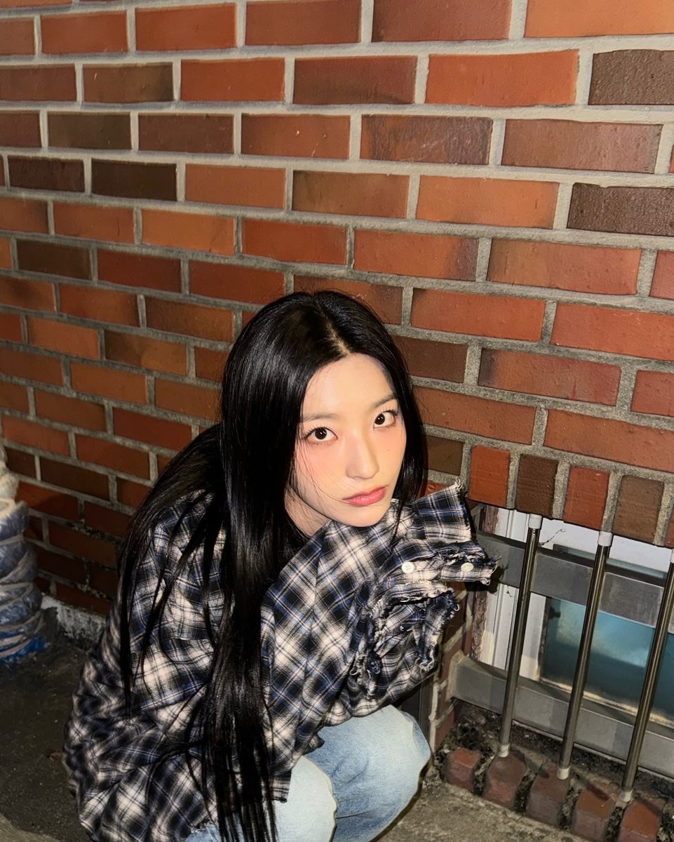 saerommse's tweet photo. Back with the black hair again. https://t.co/q0oNaoGqHa