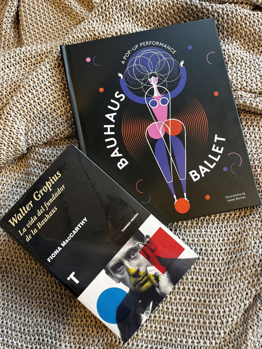 Mañana estaremos en la Feria de Diseño del <a href="/ecposterbienal/">EcuadorPosterBienal</a> en el Centro Cultural Metropolitano.
Llevaremos novelas gráficas, art books y libros que despertarán tu imaginación ❤️📚

Regalos para los que nos visiten 😉 y nos muestren este post.