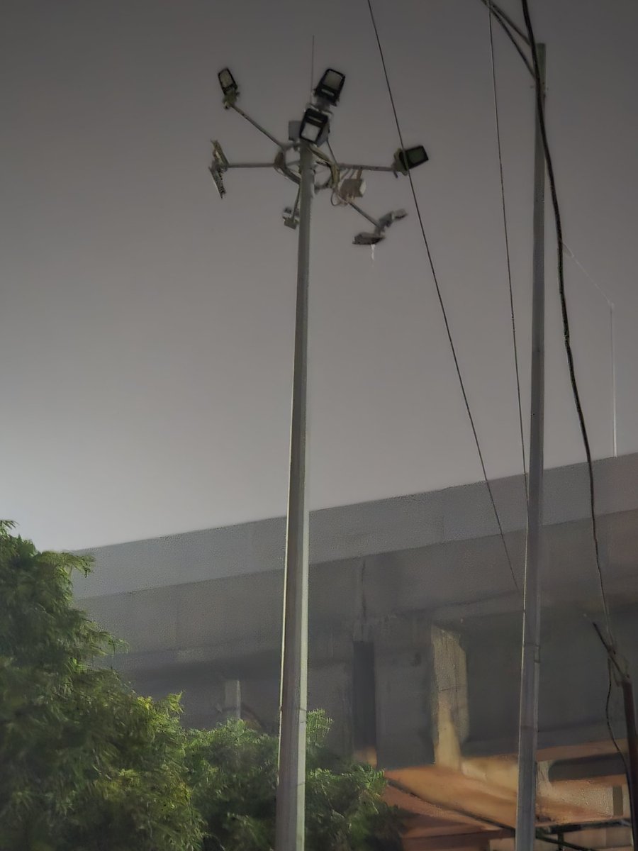 baislarahul08's tweet photo. Pichle 2 mahine se ye street light kharab h , kaafi andhera rehta h aur sabhi ko shaam hone ke baad kafi pareshani hoti h, kripa is par jald se jald sangyan le 🙏
ADD- Main Entry Atmadpur village, sec-30 byepass Road, Faridabad https://t.co/YPILanTfAE