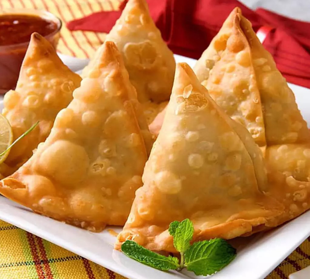 IamNaveenKapoor's tweet photo. Samose ko तला जाता था आजकल भुना जा रहा है । https://t.co/lTQyDyRUFv