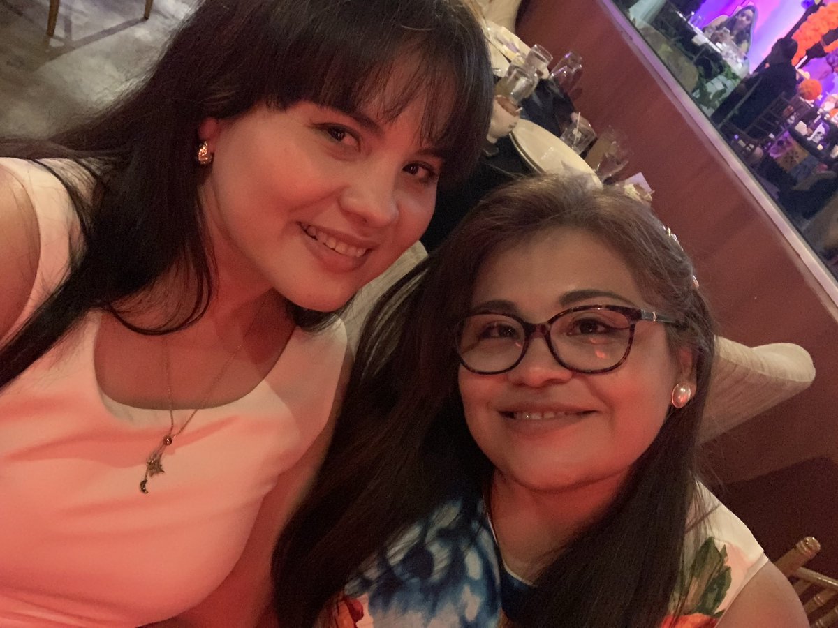 CathyaLuna's tweet photo. Noche de chicas !!! https://t.co/DOHzCzo1cA