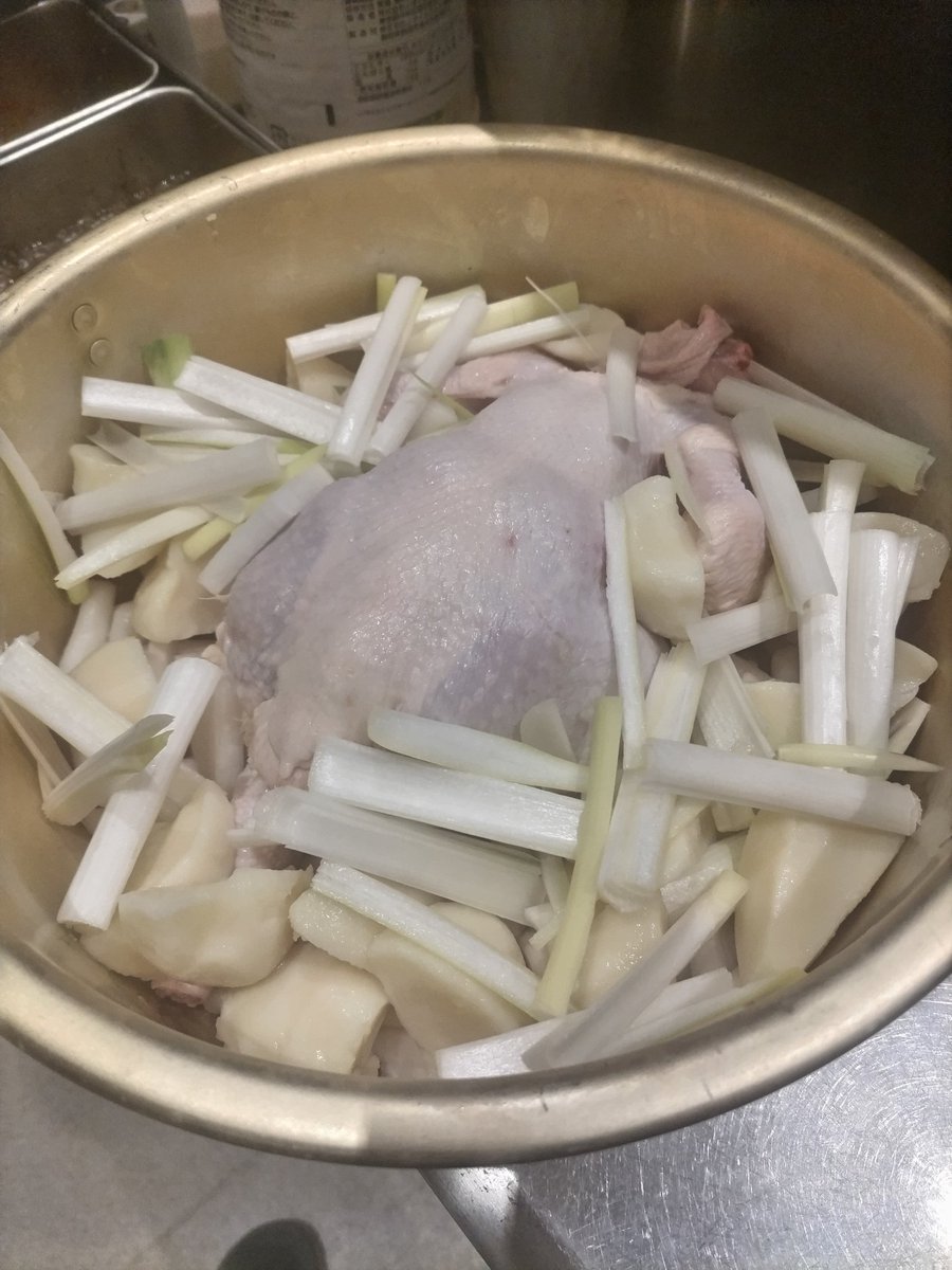 お世話になります
鍋が恋しい季節になりましたね

さて焼肉鳥gg新橋店では
タッカンマリ鍋を囲んで乾杯🍻
なんてのもやってますんで是非ご予約お待ちしております🍲

 #新橋
 #焼肉鳥gg
 #タッカンマリ