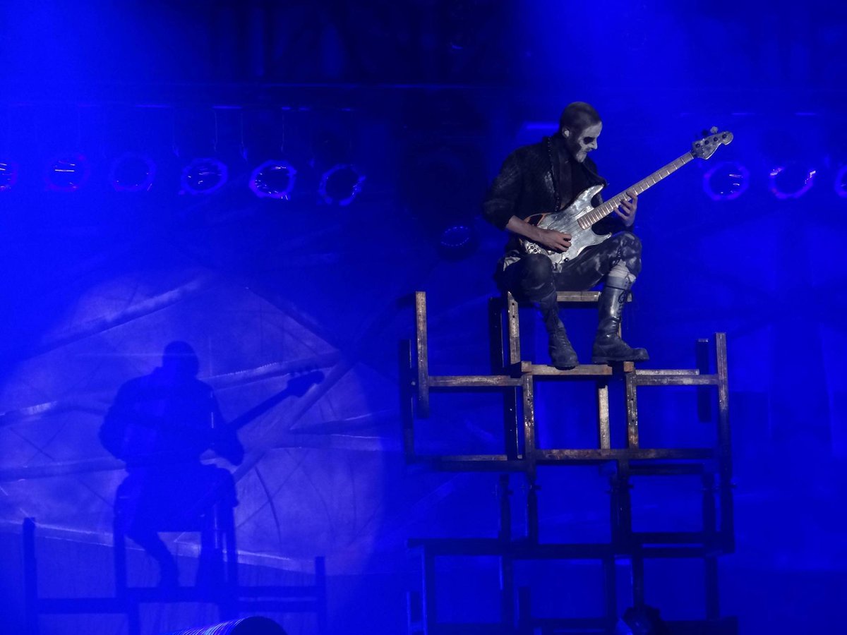 What a pretty silver bass T_T