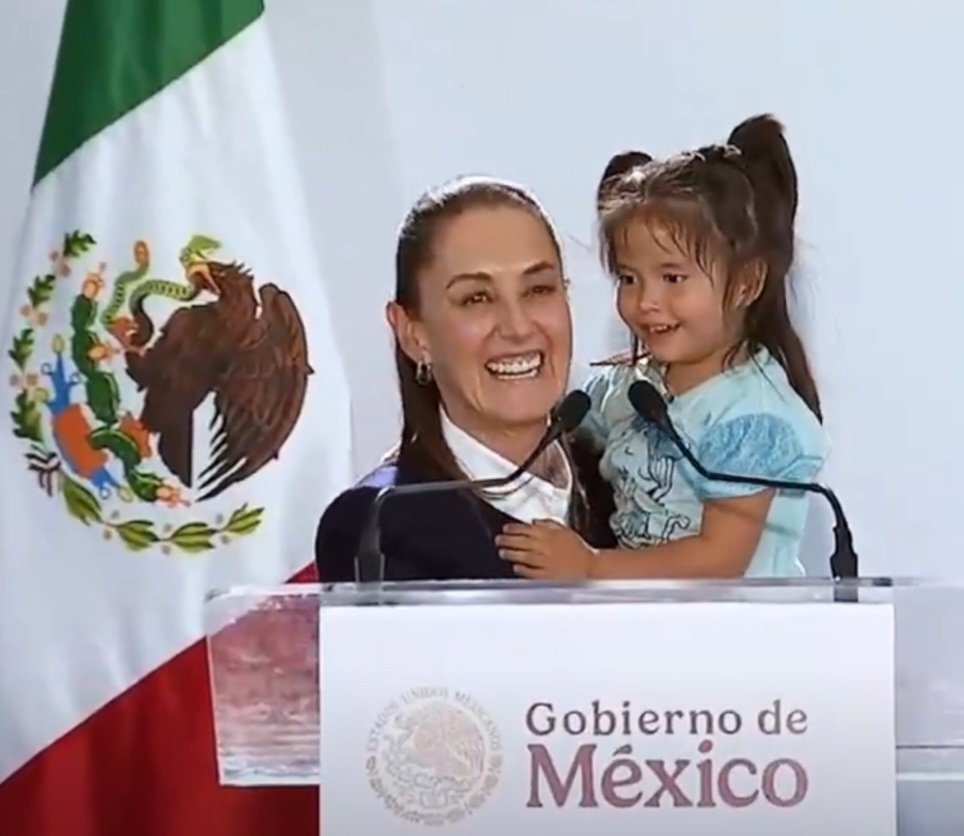 Esta es la foto más linda y tierna que verás hoy ...
Nuestra querida Presidenta Claudia tan humana y cercana a su pueblo...
 🇲🇽💜🇲🇽💜🇲🇽💜🇲🇽💜🇲🇽
#EsUnHonorEstarConClaudiaHoy 
y siempre, que siga la Transformación de México 🇲🇽💜