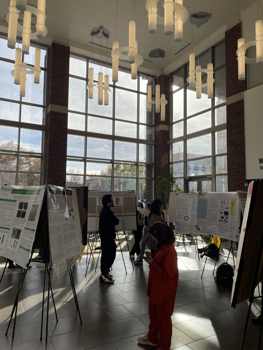 Leung_Lab's tweet image. It was a blast presenting my work on CBD & hemp use in dogs and learning about different nutrition, microbiology, and agriculture research in today's Global Perspectives on One Health event @LifeAtPurdue. The food at the event was excellent too! πΏπΆπ½π¦ π¨βπΎππ