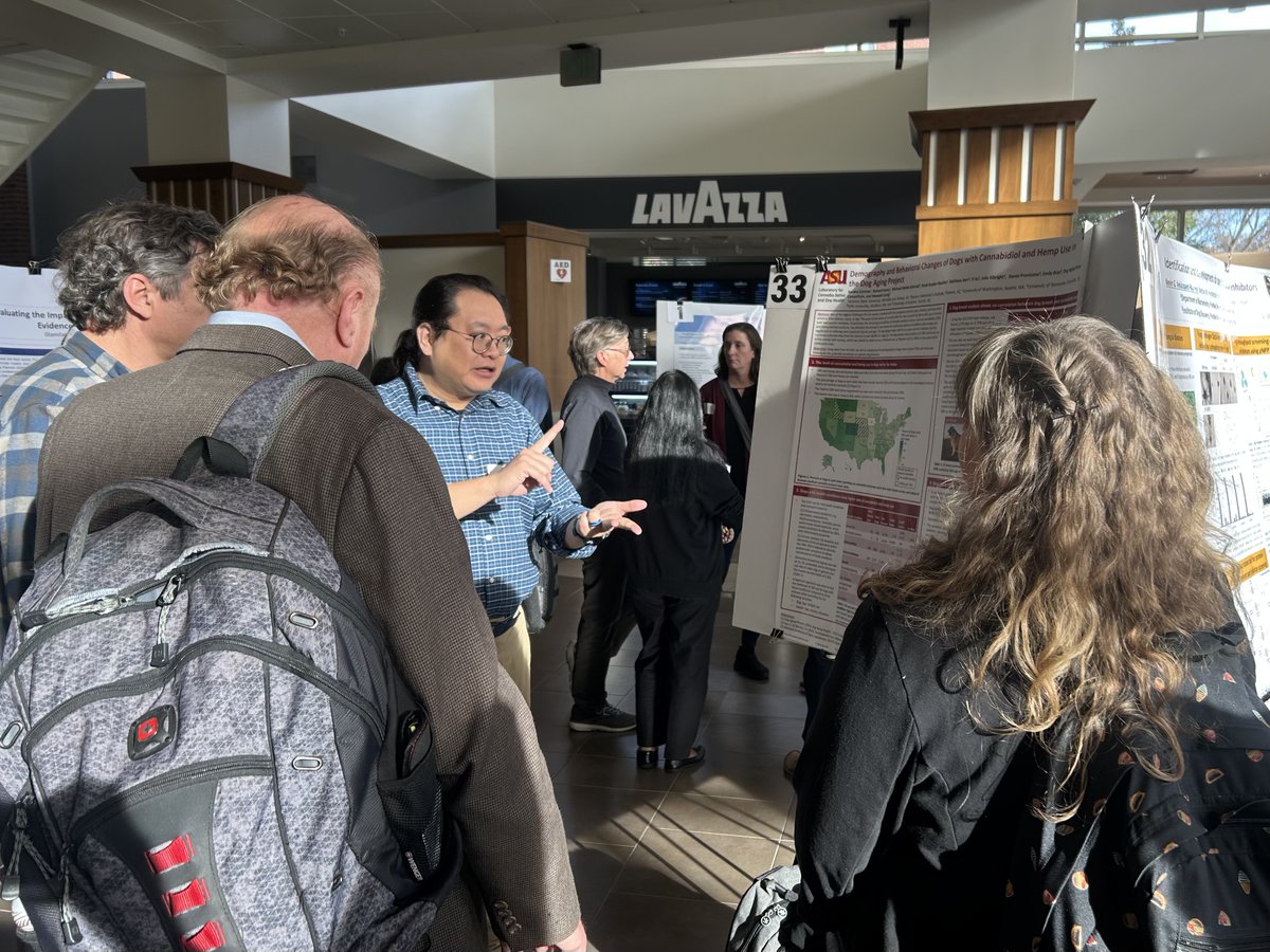 Leung_Lab's tweet image. It was a blast presenting my work on CBD & hemp use in dogs and learning about different nutrition, microbiology, and agriculture research in today's Global Perspectives on One Health event @LifeAtPurdue. The food at the event was excellent too! πΏπΆπ½π¦ π¨βπΎππ