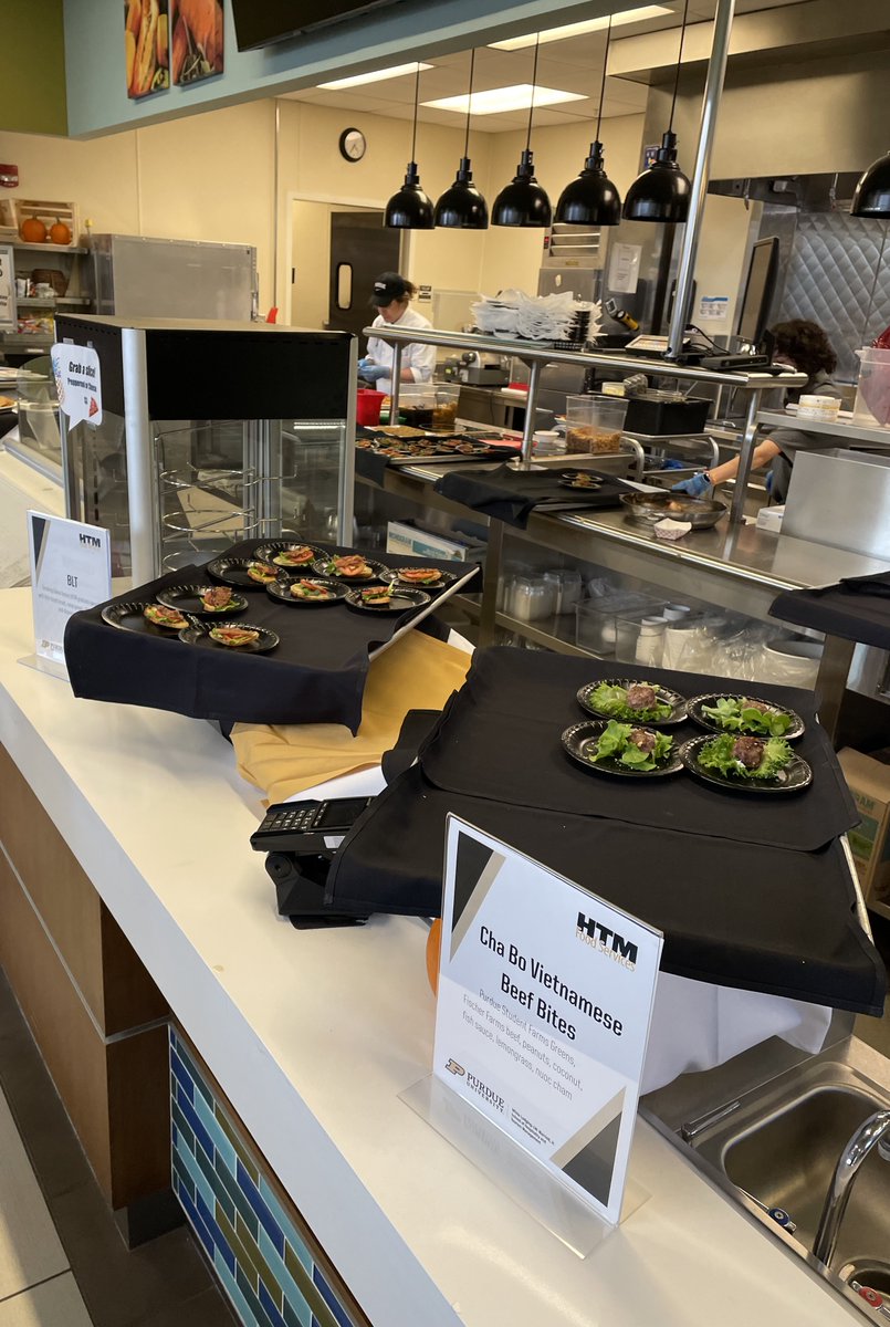 Leung_Lab's tweet image. It was a blast presenting my work on CBD & hemp use in dogs and learning about different nutrition, microbiology, and agriculture research in today's Global Perspectives on One Health event @LifeAtPurdue. The food at the event was excellent too! πΏπΆπ½π¦ π¨βπΎππ