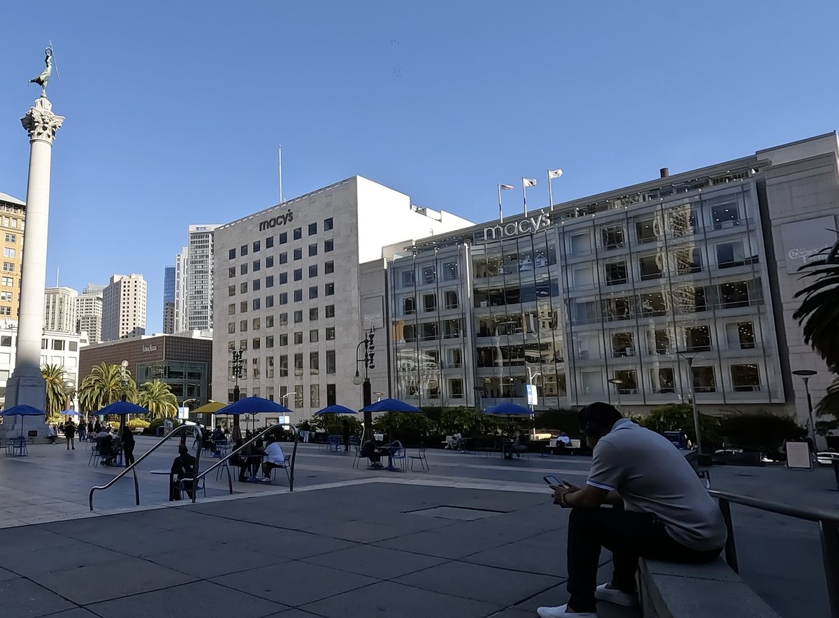 friscolive415's tweet image. 🔊👛SFPD is responding to the Macy&apos;s in Union Square after a young female reported to Macy&apos;s Security that she was robbed inside the store in the handbags section on the first floor.