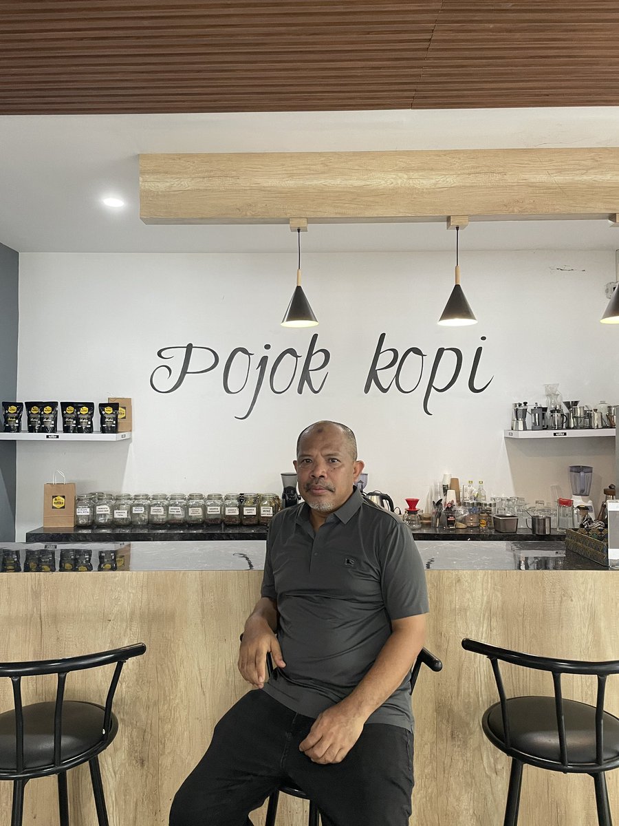 Rosihanjohan's tweet image. Bersama bung M Huzaini Areka di NTB Mall Islamic Center. Saya membeli beberapa produk UMKM dan mencicipi kopi buatan bung Areka. 

Teman2 yang pengen nyobain produk UMKM NTB wajib banget ke tempat ini 😀👍