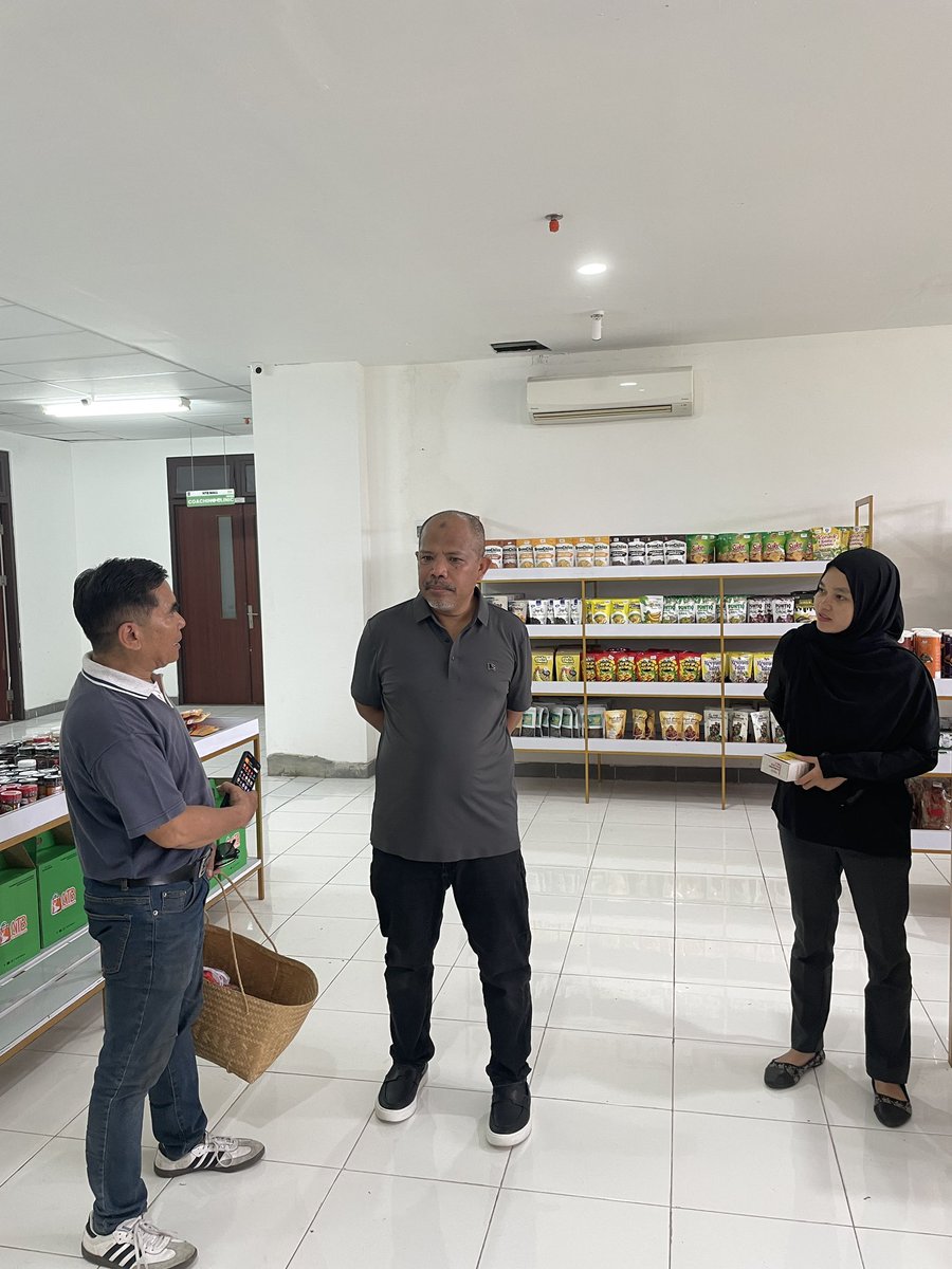 Rosihanjohan's tweet image. Bersama bung M Huzaini Areka di NTB Mall Islamic Center. Saya membeli beberapa produk UMKM dan mencicipi kopi buatan bung Areka. 

Teman2 yang pengen nyobain produk UMKM NTB wajib banget ke tempat ini 😀👍
