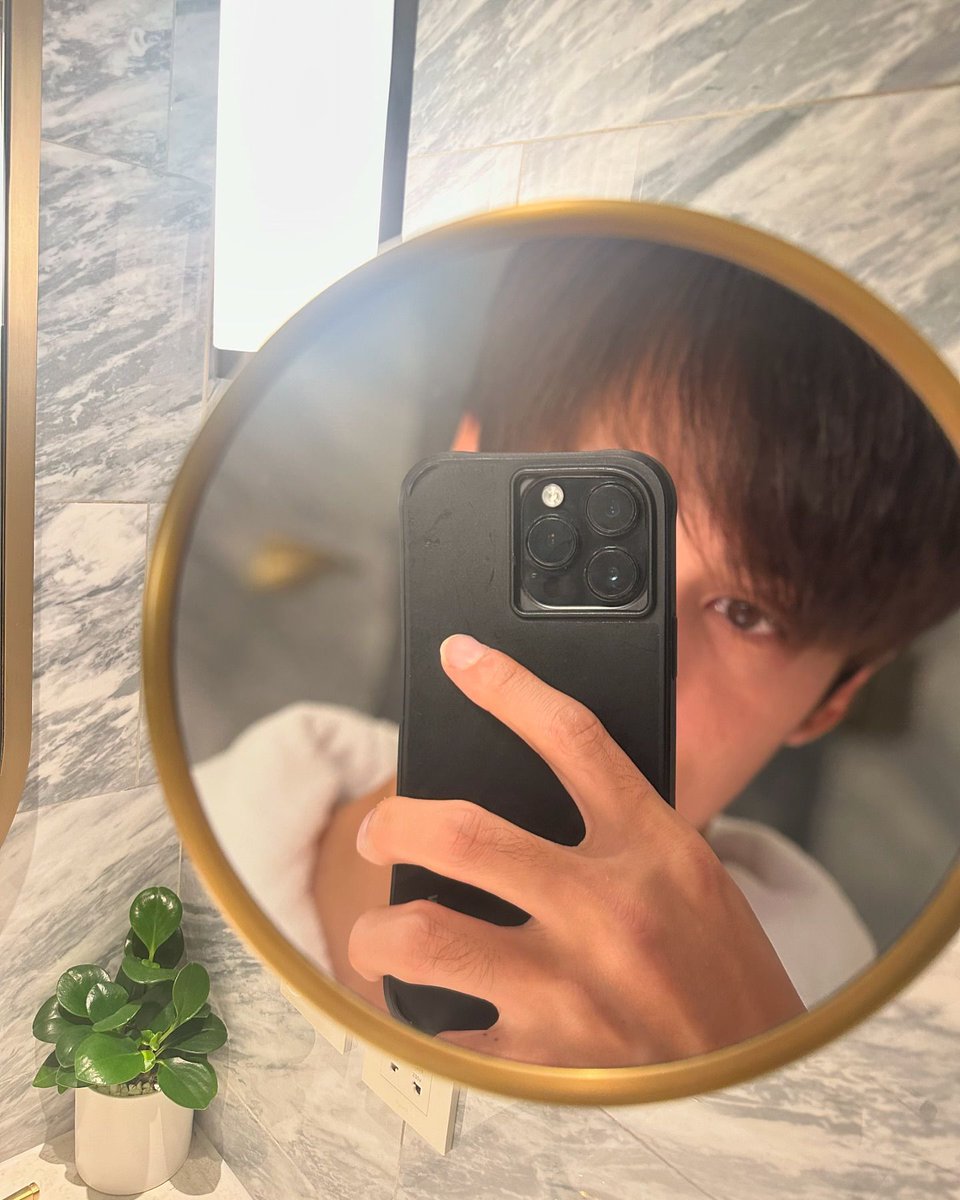 Ga akan keluar dari kamar mandi sebelum tunanganku nyerah sama sunscreennya👍🏻