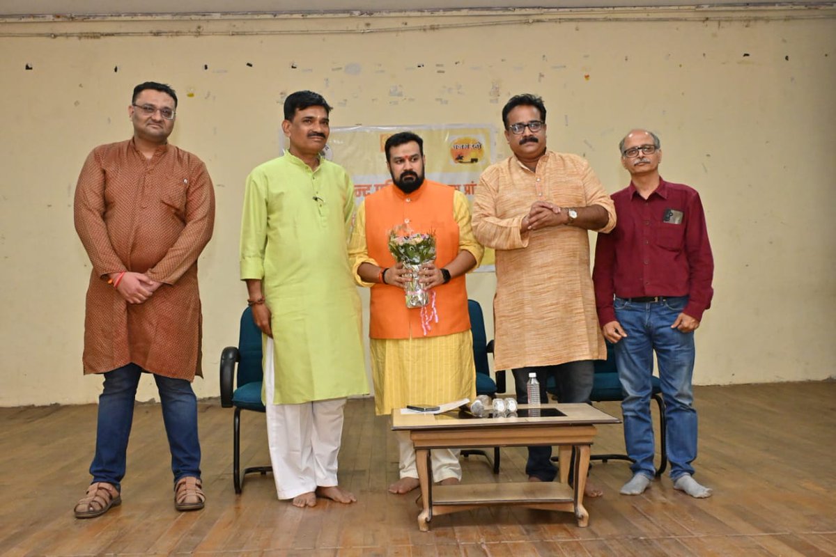 VhpKonkan's tweet photo. @VHPDigital @VHPSamvadKendra @VSKKokan @VHPMKshetra @MParandeVHP @snshriraj @vinod_bansal @ajaysankhe @MohanSalekar3 @Vishnu_Jain1 @abhmody 

Honored to host Shri Vishnu Shankar Jain ji at Walecha Hall - Raheja College in Juhu, Mumbai. 

Har Har Mahadev. Jai Shri Krishna https://t.co/xYXUoj6gME