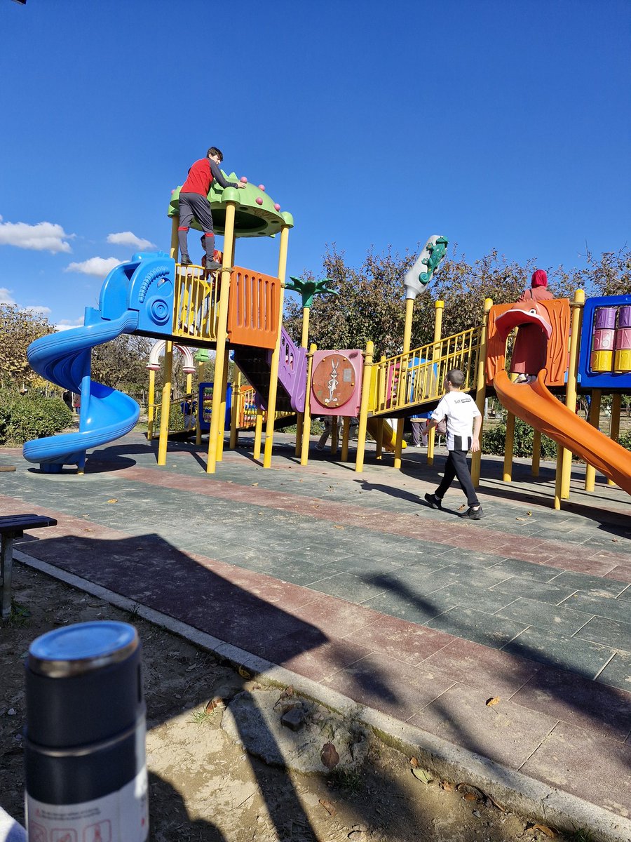 Kızlar "erkek erkeğe napiyo bunlar" diye merak ediyorsanız parkta körebe oynuyorlar:(