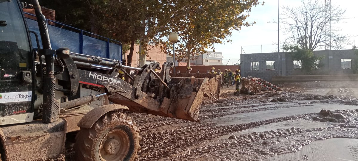 AT_Brif's tweet image. Los #BomberosForestales ya se encuentran trabajando en el instituto de #Alfafar. Un día más se disponen a limpiar barro con ayuda de maquinaria pesada. También cortan con motosierra las ramas caídas por la inundación. 
Somos #BRIF de @mitecogob