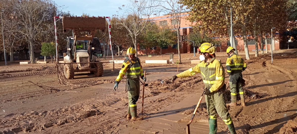 AT_Brif's tweet image. Los #BomberosForestales ya se encuentran trabajando en el instituto de #Alfafar. Un día más se disponen a limpiar barro con ayuda de maquinaria pesada. También cortan con motosierra las ramas caídas por la inundación. 
Somos #BRIF de @mitecogob