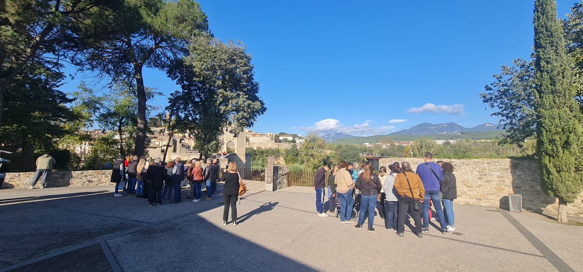 Rebem els guanyadors de @xarxabarris campanya #compraiguanya a #Besalú. Benvinguts d’arreu del país des d’Ulldecona i la Sènia fins el Pont de Suert passant per la Catalunya central. Projecte de 14 anys dimanitzant comerços i municipis. <a href="/lluisguino/">Lluís Guinó Subirós</a> <a href="/German_mas/">German Mas</a>