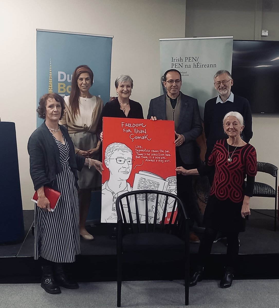 channeldraw's tweet photo. On the occasion of the "Day of the Imprisoned Writer", the @DublinBookFest. hosted a special event organized by @PENIreland/PEN na hÉireann, dedicated to İlhan Sami Çomak, a Kurdish poet and political prisoner in #Turkey for over twenty years. Çomak has become a symbol of resilience and creativity, continuing to nurture his art despite the confines of prison walls.

At the end of the event, @CarolineStockf1, Ipek Özel, @DunneCatherine, Burhan Sönmez, Iggy McGovern, and @PaulaJMeehan gathered around the "Empty Chair", the powerful symbol of @pen_int, posing with my portrait of @ilhan_comak.

A special thank you to @VivianaFiorentin.

****************
@DublinCityofLit @PENamerica @PEN_Ertra @englishpen @PEN_Norway