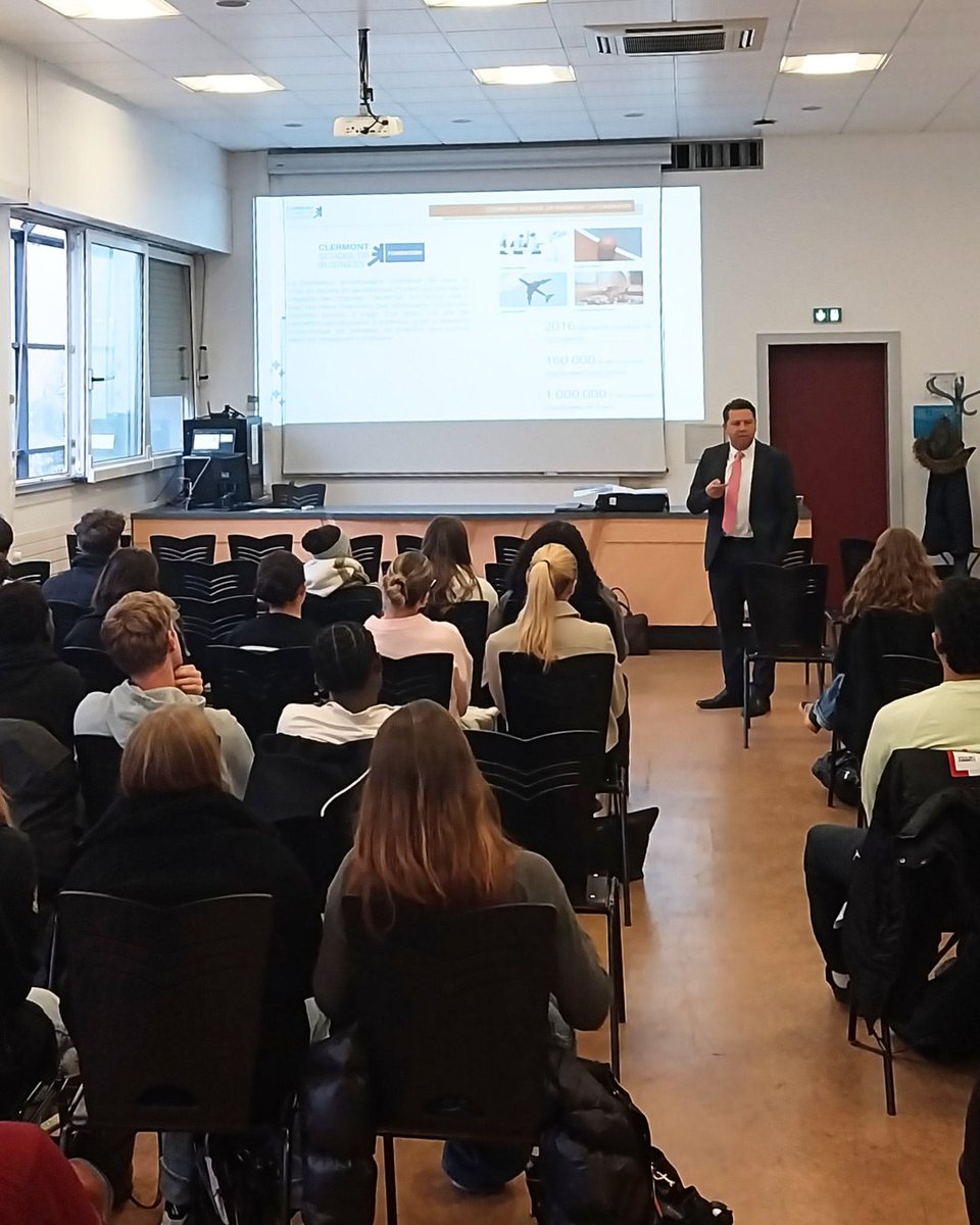 🤝🏼 Richard Soparnot, Directeur Général de Clermont SB, est allée à la rencontre des directeurs et étudiants des #CPGE du Grand-Est les 5, 6 et 7 novembre. L'occasion de présenter notre nouvelle identité, notre campus, et les atouts de notre Programme Grande École ! 🚀