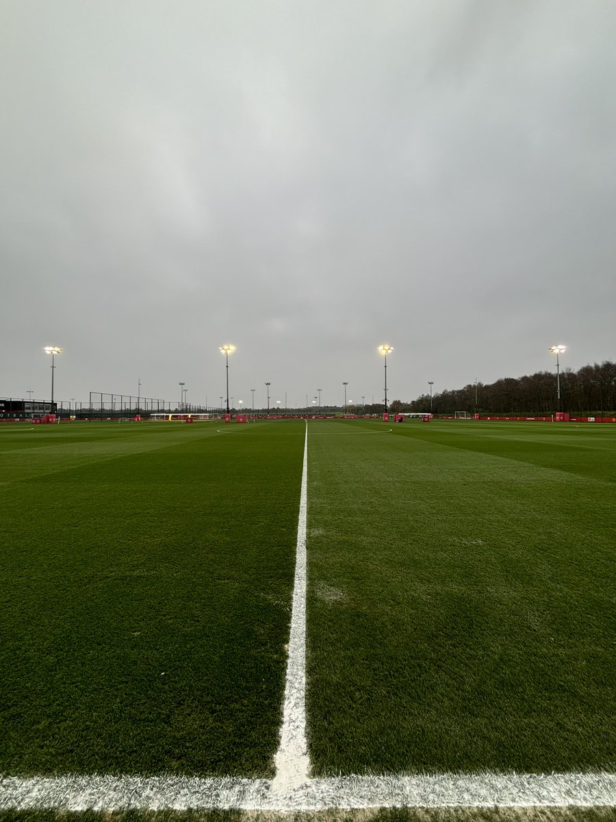 Floodlights are on as Manchester United welcome Everton in the U18 Premier League. 

XI: Murdock (GK), Munro (C), Kukonki, Mills, Armer, T. Fletcher, Mantato,Thwaites, Obi-Martin, Ibragimov &amp; Scanlon. 

Subs: Bailey, Byrne-Hughes, Devaney, Lusale, Biancheri. 

#MUFC #MUAcademy