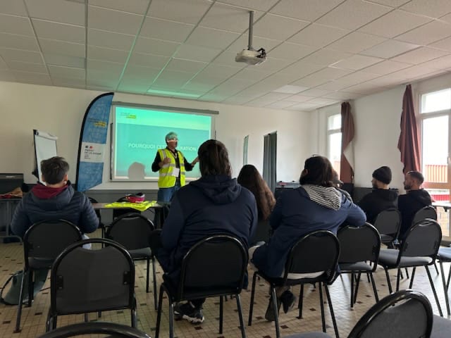 Prefet86's tweet photo. #SécuritéRoutière | 🟡Opération Carton jaune inédite, en présence de Judicaële RUBY, sous-préfète de @Chatellerault86 
📍Centre de secours du @sdis86 de Châtellerault
🎯pour une trentaine d'usagers de modes de circulation "doux"
➡️ vélo, trottinette, gyropode, etc.

👮‍♀️Ce mois d'octobre, des contrôles routiers ont été effectués à Châtellerault par les policiers nationaux et municipaux, visant plus particulièrement les infractions aux règles de circulation
#Prévention |🟡Carton jaune, c'est proposer aux contrevenants une alternative à la sanction avec des ateliers de #sensibilisation