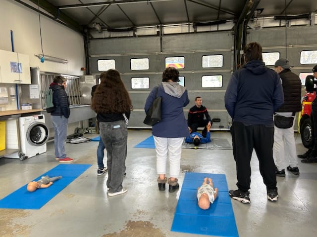 Prefet86's tweet photo. #SécuritéRoutière | 🟡Opération Carton jaune inédite, en présence de Judicaële RUBY, sous-préfète de @Chatellerault86 
📍Centre de secours du @sdis86 de Châtellerault
🎯pour une trentaine d'usagers de modes de circulation "doux"
➡️ vélo, trottinette, gyropode, etc.

👮‍♀️Ce mois d'octobre, des contrôles routiers ont été effectués à Châtellerault par les policiers nationaux et municipaux, visant plus particulièrement les infractions aux règles de circulation
#Prévention |🟡Carton jaune, c'est proposer aux contrevenants une alternative à la sanction avec des ateliers de #sensibilisation