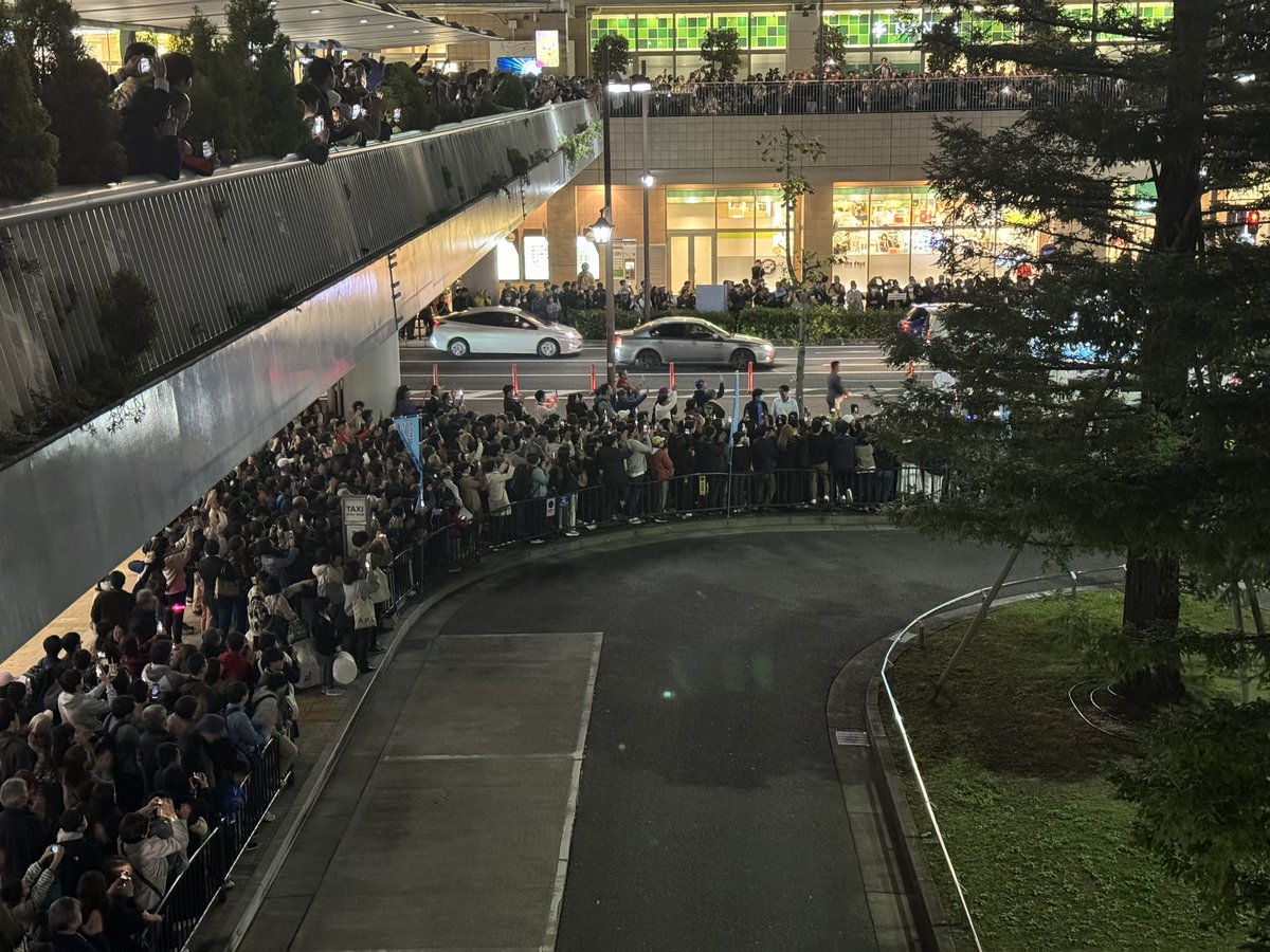 satoshi_iida's tweet photo. 斎藤元彦氏『今までで一番多い（涙）』
ホンマに多くて撮りきれない。
@尼崎駅前

多くの我が党支持者の皆さんもご参集しています。ご挨拶して、ご意見もたくさん伺いました。 https://t.co/Oz6HofrREO