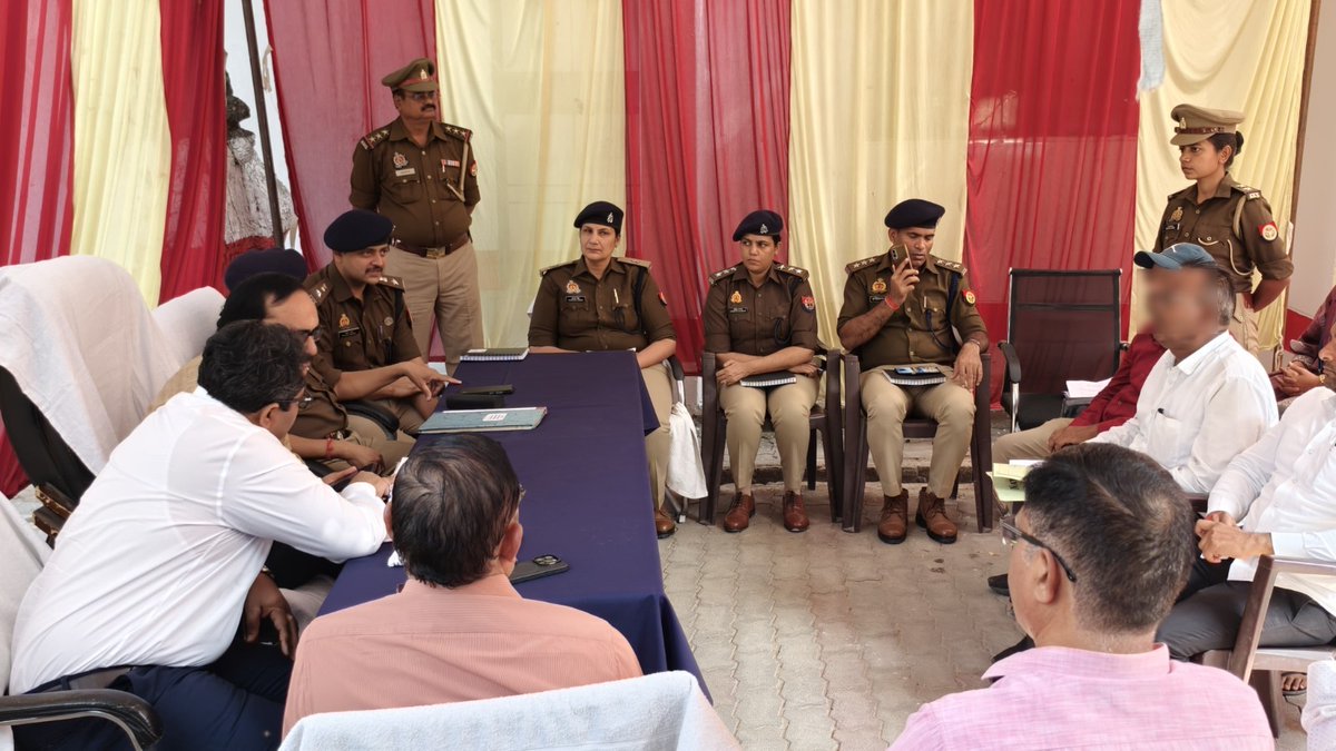 mahobapolice's tweet photo. श्रीमान मण्डलायुक्त, श्री बालकृष्ण त्रिपाठी व #DIG @rangechitrakoot श्री अजय कुमार सिंह द्वारा #DM_MBA मृदुल चौधरी व #SP_MBA श्री पलाश बंसल के साथ थाना समाधान दिवस के अवसर पर जनपद महोबा के थाना कोतवाली नगर में मौजूद रहकर संयुक्त रूप से जनसमस्याओं की सुनवाई की गई।
🔸इस दौरान फरियादियों से संवाद कर उनकी शिकायतों को गम्भीरता पूर्वक सुना गया एवं शिकायत निस्तारण के प्रति उनको आश्वस्त करते हुए प्राप्त हुई जन शिकायत का निस्तारण सुनिश्चित किए/कराए जाने के सम्बन्ध में सम्बन्धित पुलिस एवं राजस्व विभाग के अधि./कर्म. को मौके पर आवश्यक दिशा-निर्देश दिए गए।
#UPCM #UPPolice