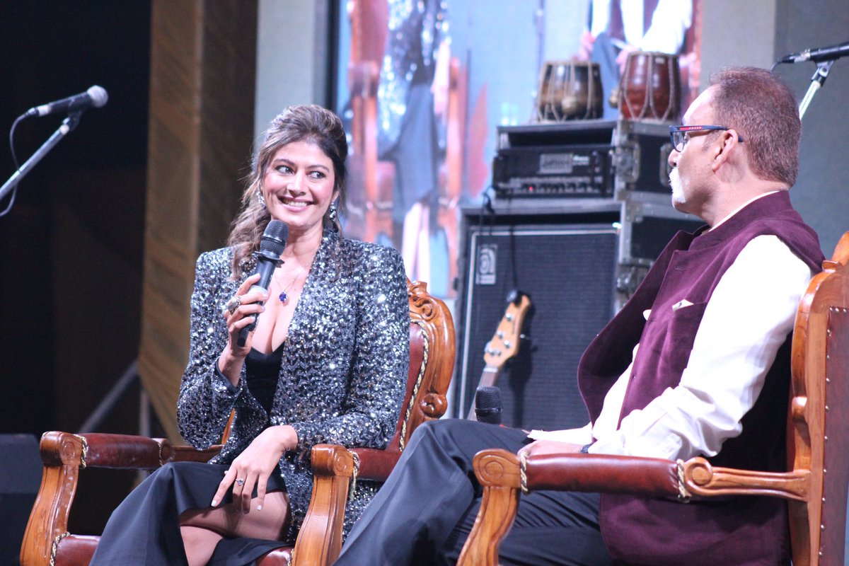 Conversations that Inspire! Pooja Batra and Col Ashish Bedi share insights on bravery and resilience at AWWA Lit Fest Day 1. #AWWALitFest #Day1 #PoojaBatra #ColAshishBedi