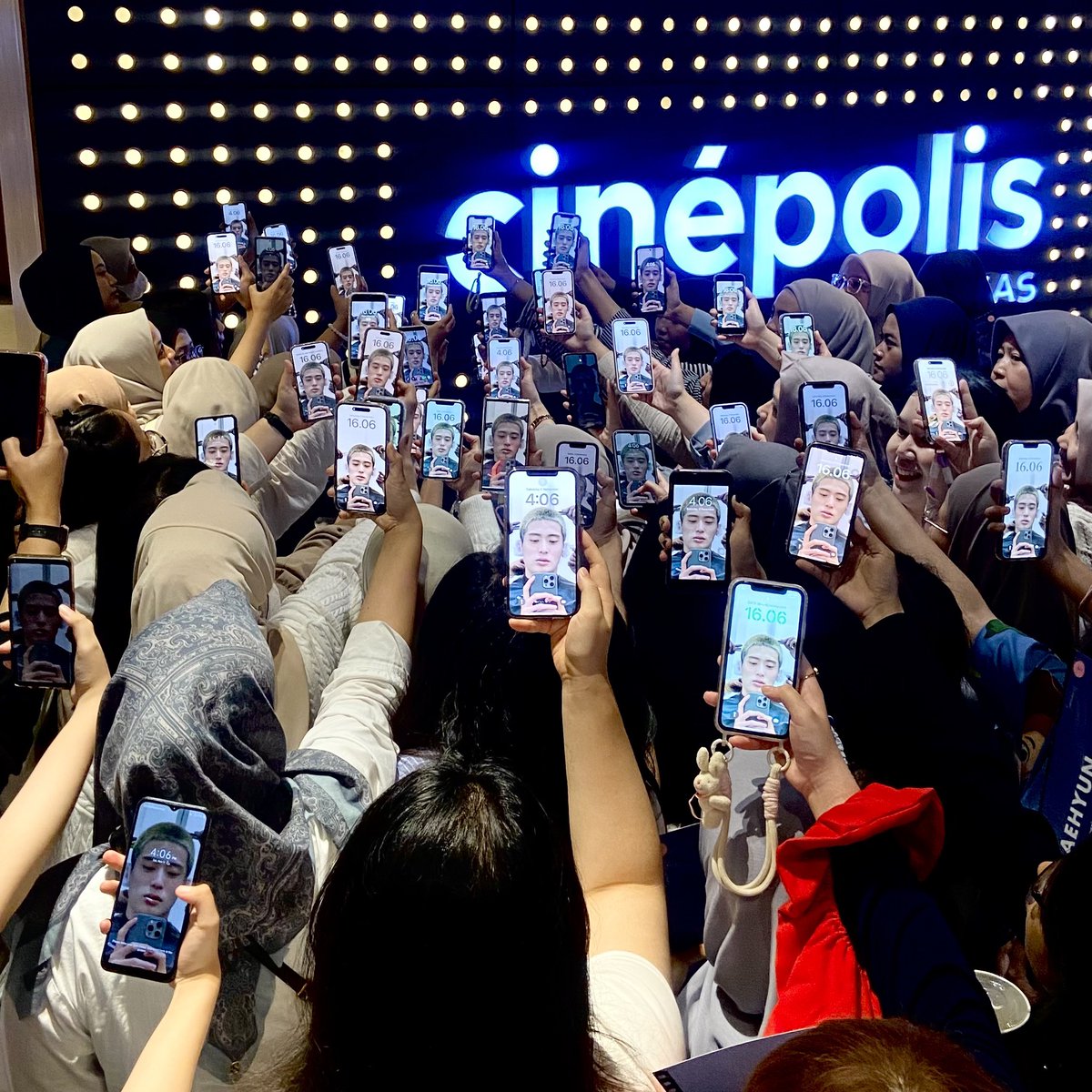 kookiesales's tweet image. jaehyun’s military wife assemble🫡🤍