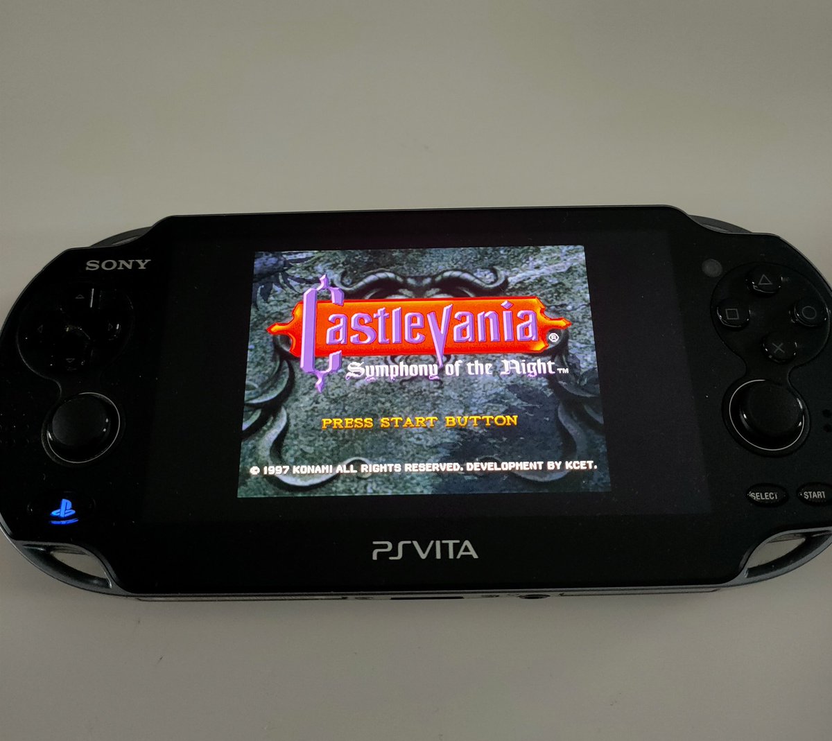 El plan para un sábado con fiebre. 
Si hay que tener delirios, que sea en el castillo de Drácula.