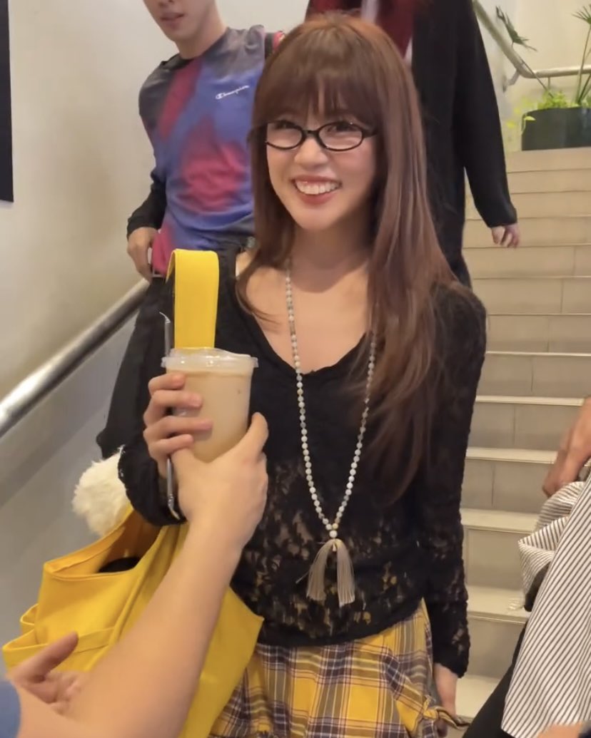 maloizkilvr's tweet photo. HER LOOK ??? MALOI WITH BANGS AAAAA 😩 https://t.co/TqiZ79DkiY
