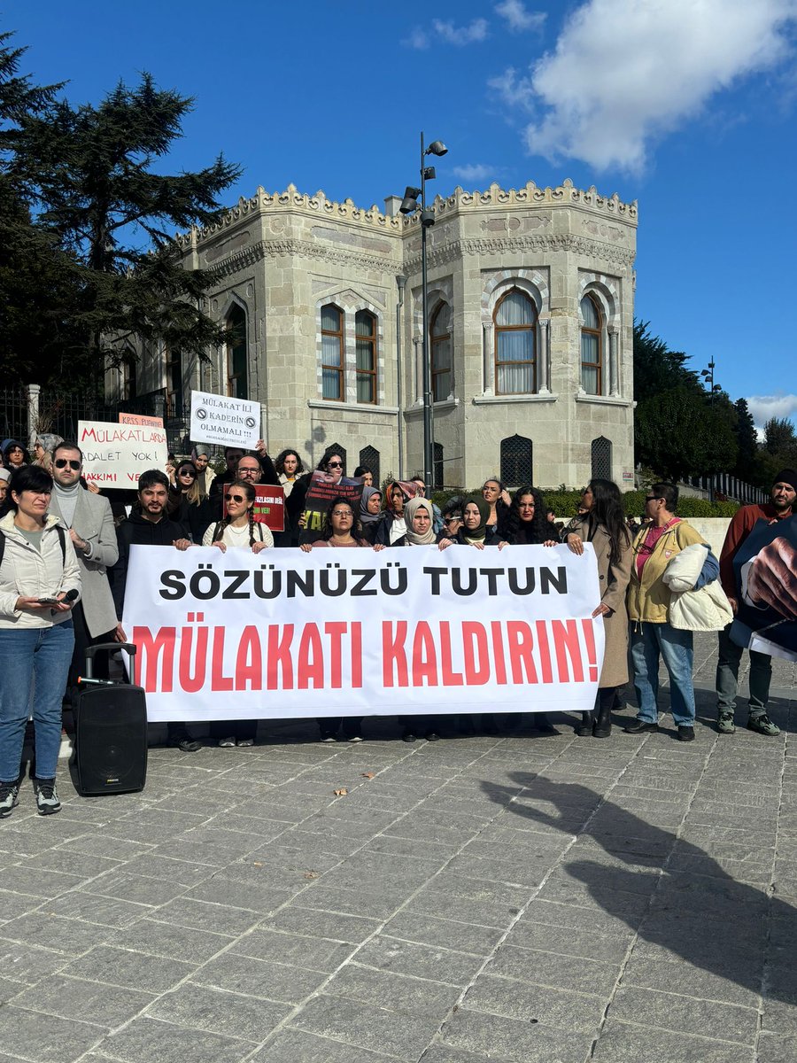 ogretmensendika's tweet photo. Mülakat değerlendirmelerinde yaşanan mağduriyet sonucunda adalet ve hak arayışı süren öğretmenler Beyazıt Meydanı'nda toplandı. 
#BeyazıttaMülakataHayır https://t.co/Lm6NFWBIyS