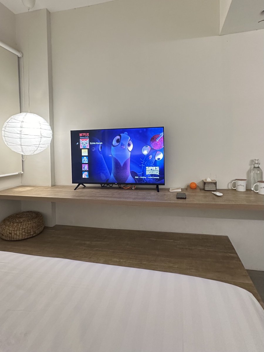 hotel 300 ribuan di Jaksel yang cocok buat nonton netflix seharian (akun netflixnya udah ke log-in di smart tvnya)

not too spacey tapi cozy, enak buat me time🤏🏼