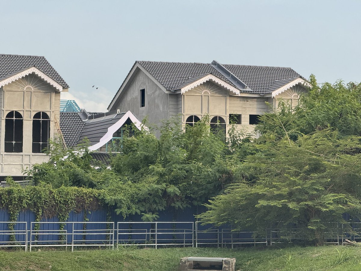 pickyhn's tweet photo. Cool gila perumahan ni. Konsep rumah Melayu, tapi semuanya concrete https://t.co/mORJUpRZFv