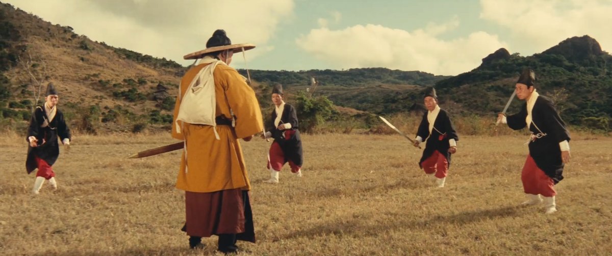 JackOCine's tweet photo. Dans #DragonInn, King Hu prend tout autant de plaisir, si ce n'est plus, à faire grimper la tension en lieu clos - ici une auberge isolée, où les personnages se jaugent avec de beaux mots - qu'à filmer la grosse bagarre qui suit, au dehors. Une partie de kung-fu jouissive. https://t.co/YGgGoiYzVY