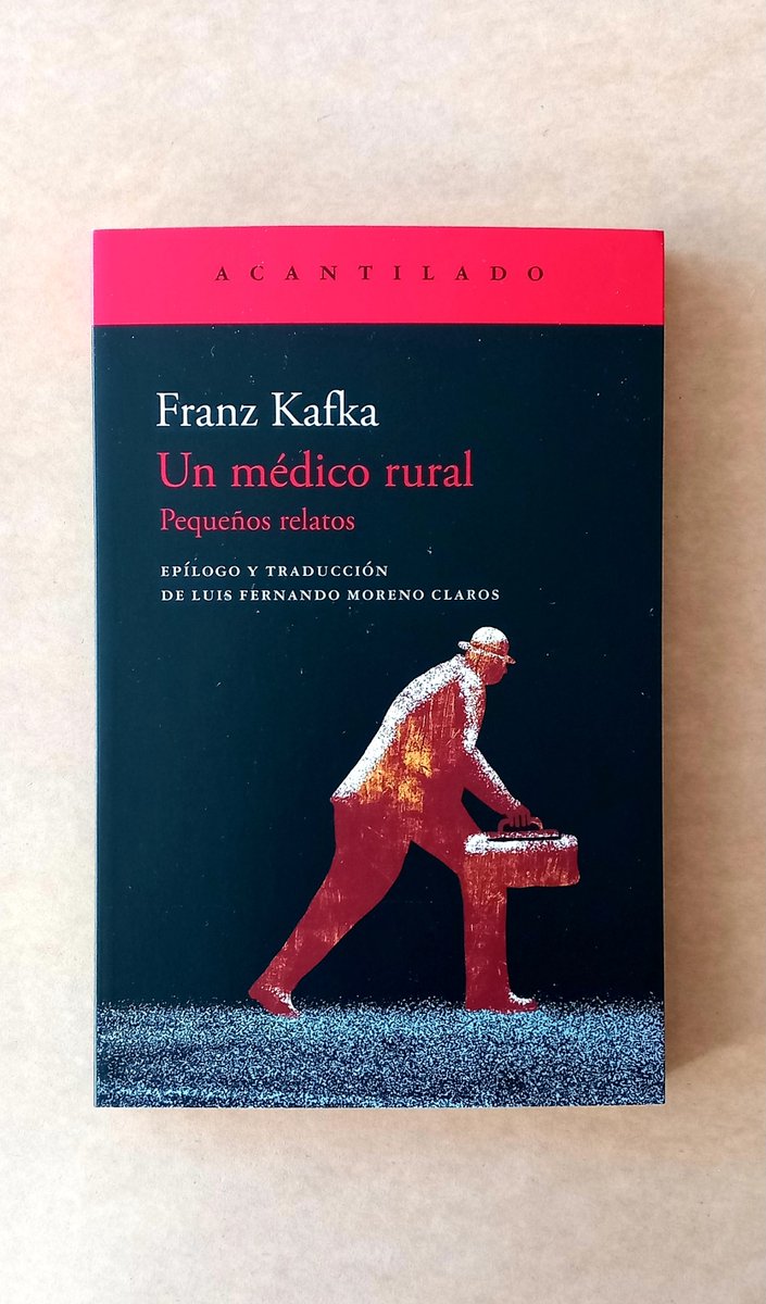 Hay libros que por su belleza y el cuidado de su edición parecen poner una alfombra roja a la relectura. «Un médico rural. Pequeños relatos» (2024), de Franz KAFKA, es uno de ellos. Con un extenso epílogo de su traductor: Luis Fernando Moreno Claros. En <a href="/Acantilado1999/">Acantilado</a>