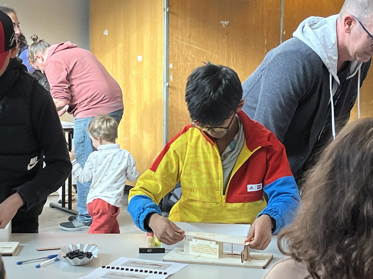 EPFL_SPS's tweet photo. Il y a du monde #Scientastic @EPFL , ateliers, conférences, spectacles, stands et visites de labos et bien d’autres accueillent un public enthousiaste de https://t.co/Xybhs7q3Rz et de https://t.co/uEdGf5KOm2. https://t.co/tiJUW2v86S