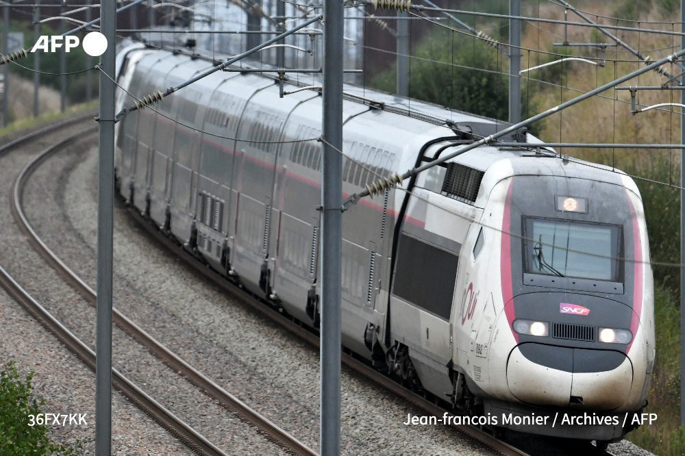 afpfr's tweet photo. 🚆 Tous les syndicats de la SNCF appellent à une grève illimitée à partir du mercredi 11 décembre pour réclamer un moratoire contre le démantèlement annoncé de Fret SNCF et protester contre les modalités de l'ouverture à la concurrence des lignes régionales #AFP https://t.co/DWkAcRP5Wy