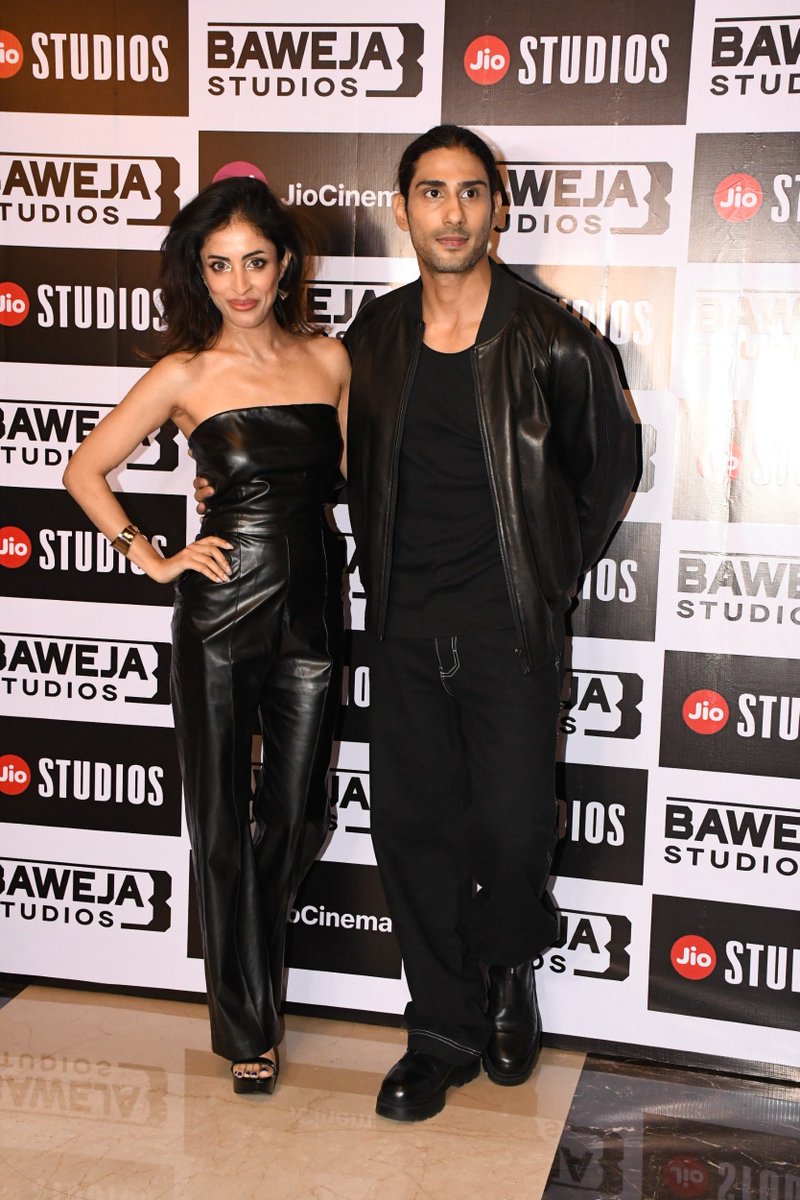 Love in the air! Prateik Babbar and his fiancée Priya Banerjee light up the special screening of his upcoming release Khwaabon Ka Jhamela. A beautiful couple supporting a promising film! 
.
.
.
.
#PrateikBabbar #PriyaBanerjee #KhwaabonKaJhamela #CoupleGoals
